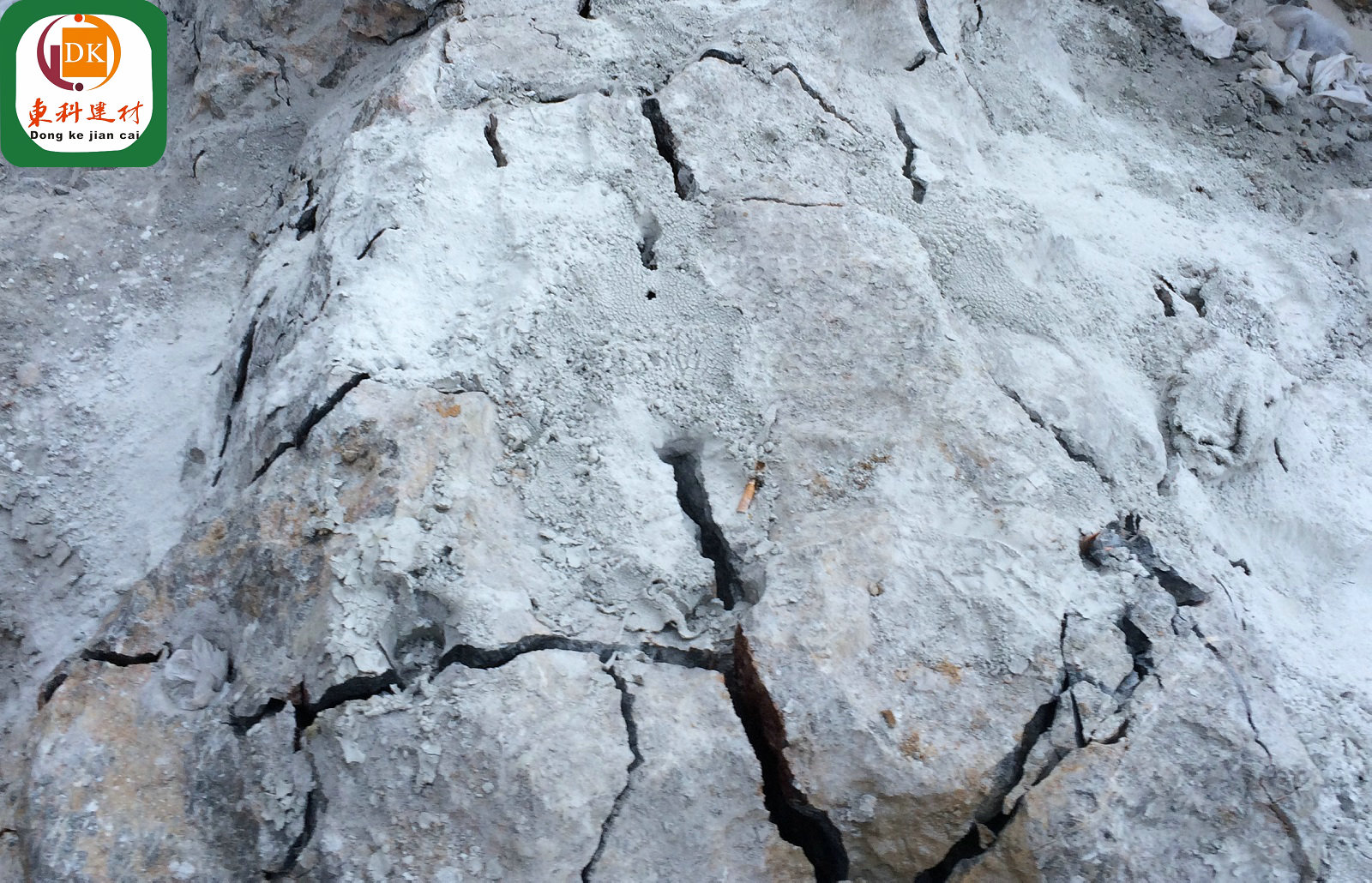 内蒙古岩石爆破膨胀剂要想达到较良好的破碎效果，哪些事需要注意的？　