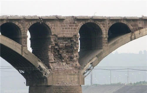 安徽中国最坚固的危桥，用380公斤静态破碎剂爆破拆除