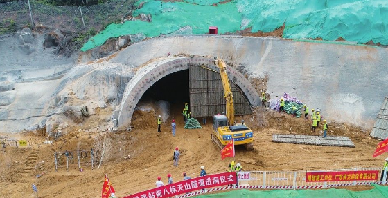 云南爆破人员爆破开挖标天山隧道