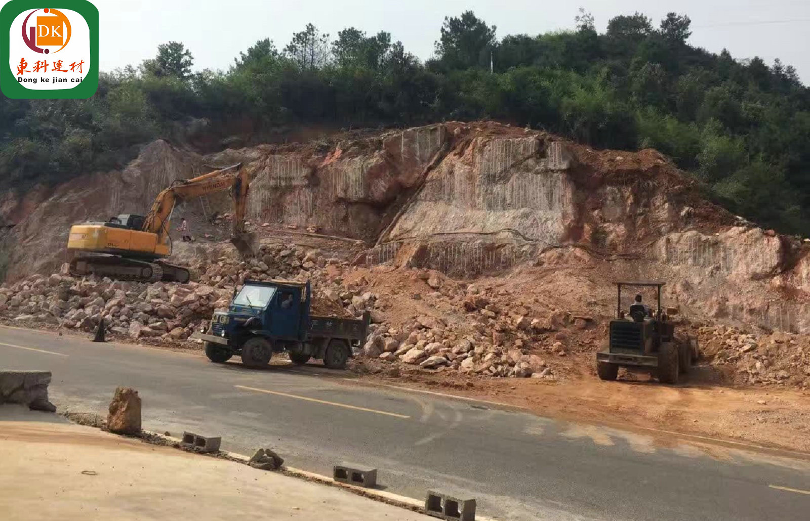 石家庄公路旁石灰岩破碎