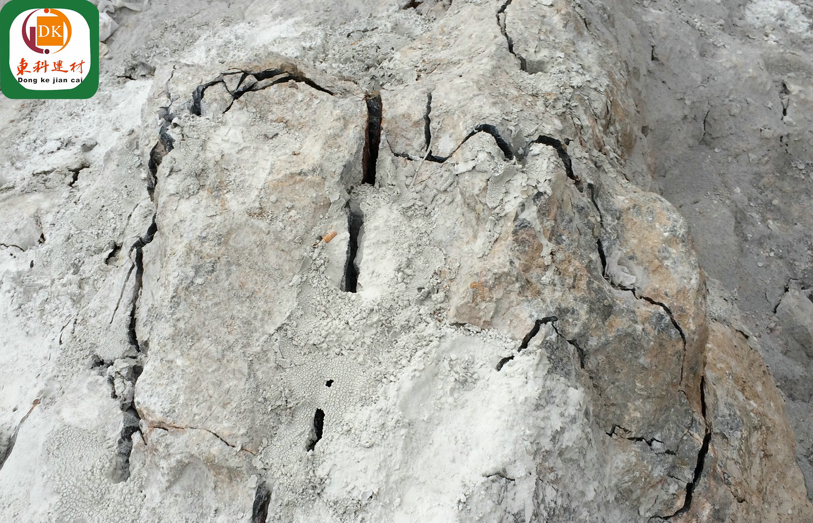 新疆东科静态破碎剂在深部软岩巷道中的应用