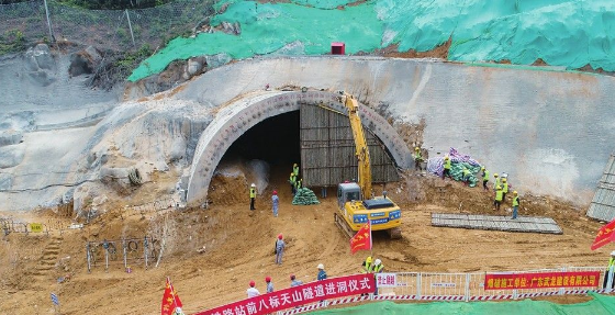 湖北爆破人员爆破开挖标天山隧道