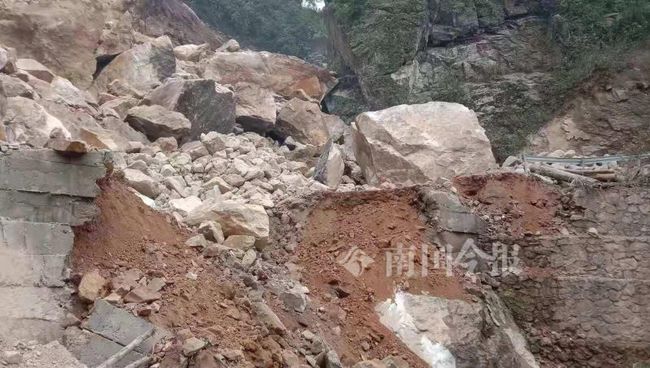 湖北矿山爆破后巨石堵路？融水事件已得到解决
